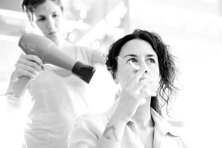 Julieta preparándose para su boda