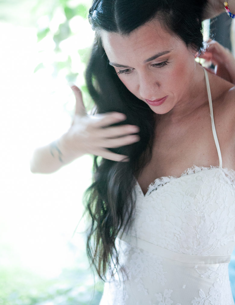 La novia poniéndose el vestido