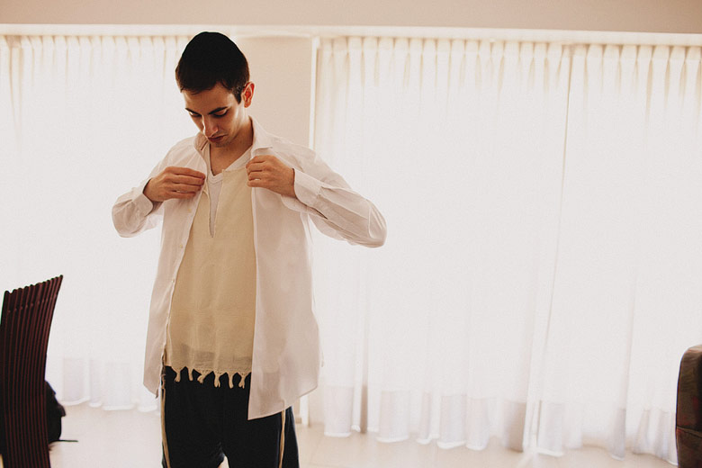 Novio judio preparandose para la boda