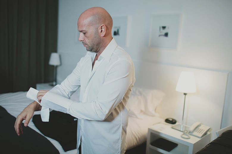 Novio getting ready en Rental Suites Pilar