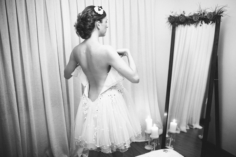 Novia poniéndose el vestido