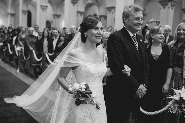 Novia entrando en la Iglesia San Benito Abad