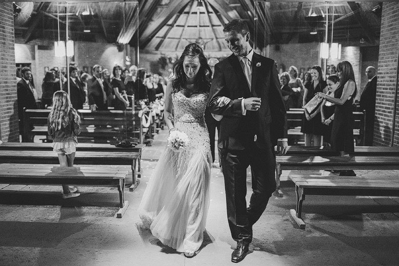 Novios saliendo de la Capilla Santa Teresita, Colegio Moorlands