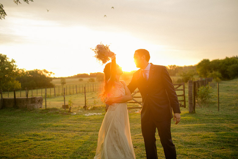 Novios en Estancia Carabassa al atardecer