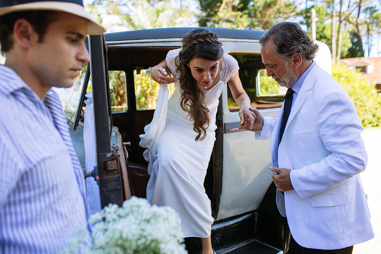 Llegada de la novia a la iglesia en Punta del Este en cachila