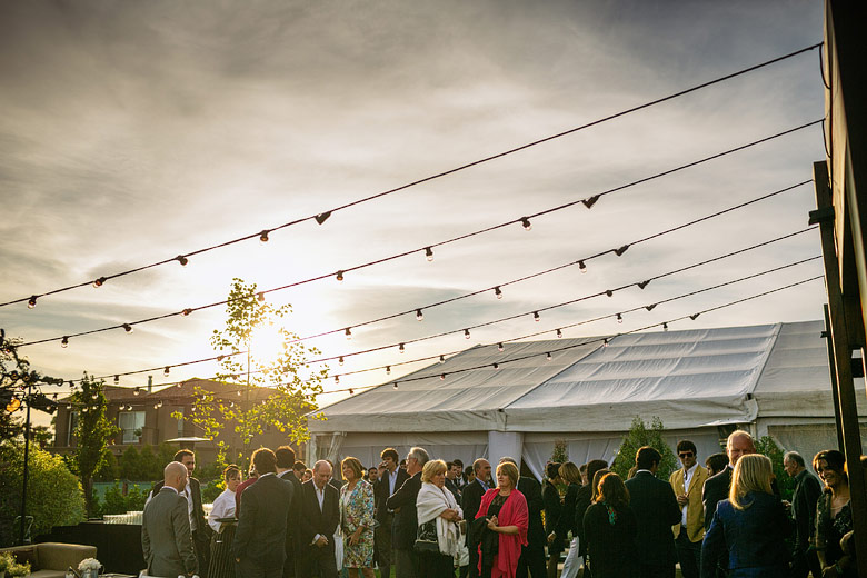 Casamiento al atardecer en casa en barrio cerrado