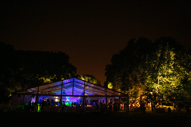 casamiento en una carpa en el campo