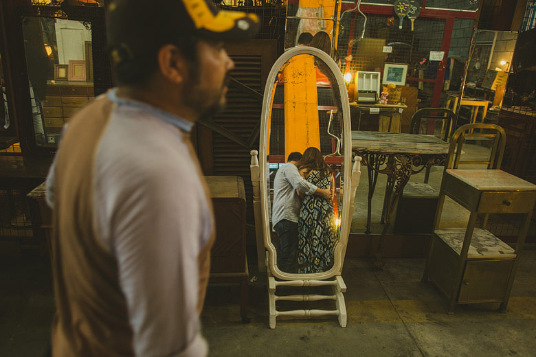 fotografia documental de novios en el mercado de pulgas