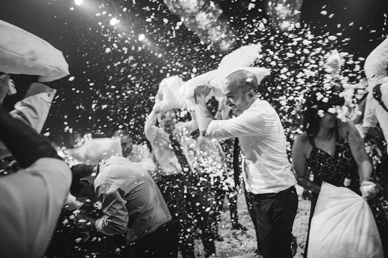 guerra de almohadas en casamiento