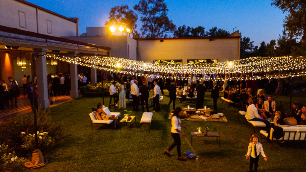 Recepción al aire libre en casamiento en La Herencia Eventos