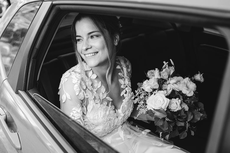 novia-llegando-en-auto